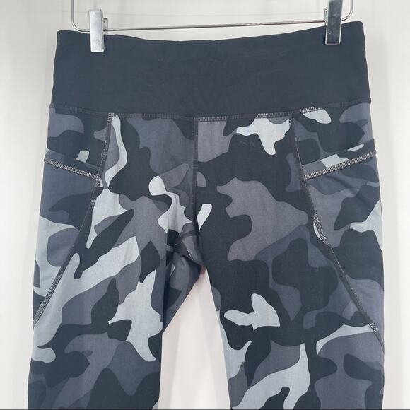 ATHLETA Bundle Capri Leggings Camo & Tie Dye Athletic Gym Run Fitness SZ Medium - Picture 8 of 15